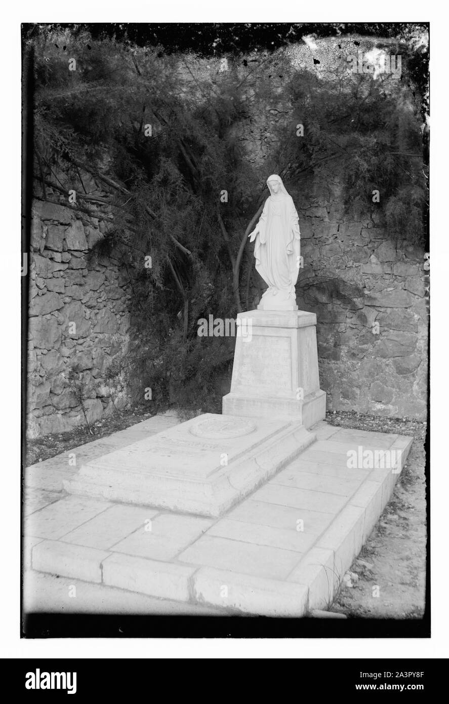 Statue de la Vierge Marie à côté de pierre tombale Banque D'Images Statue de la Vierge Marie à côté de pierre tombale Banque D'Images