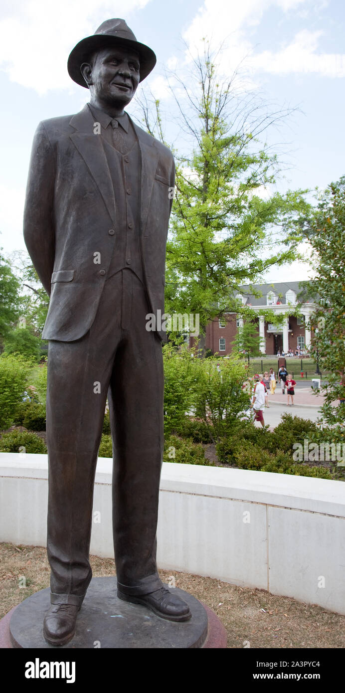 Des statues à l'extérieur de l'Bryant-Denny Stadium pour rejoindre la Statue de Nick Saban qui sera érigé et être placé dans l'Allée des champions avec les 4 autres entraîneurs du championnat national (Wallace Wade, Frank Thomas, Paul ours Bryant, et Gene Stallings) Banque D'Images