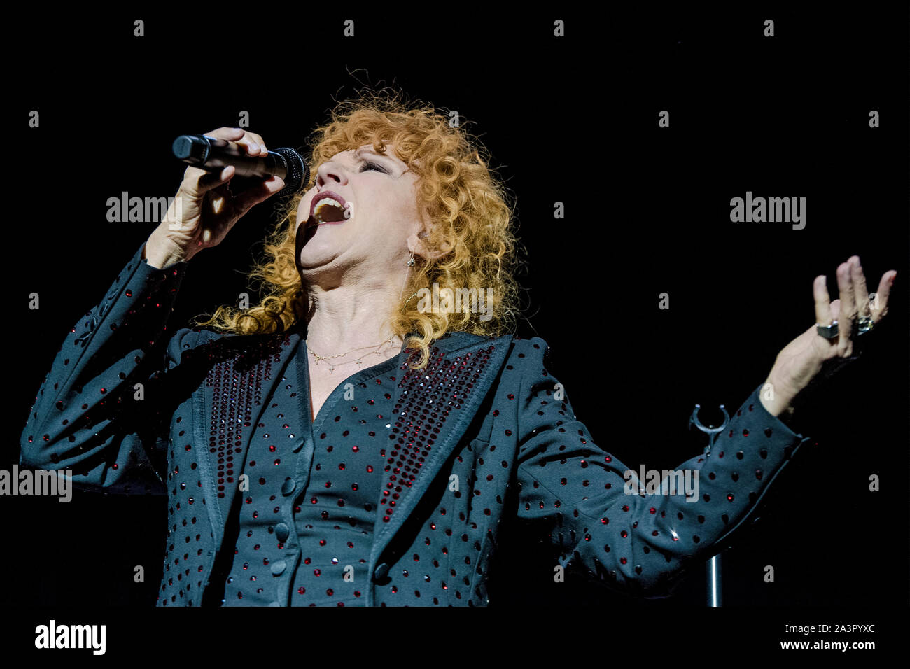 Napoli, Italie. 07Th Oct, 2019. Fiorella Mannoia, chanteur italien revient sur la scène du théâtre le Agusteo à Naples pour satisfaire son public et présenter son nouvel album 'Personnel' vivre. (Photo par Massimo Solimene/Pacific Press) Credit : Pacific Press Agency/Alamy Live News Banque D'Images