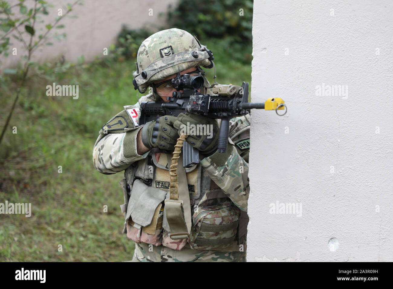 Un soldat géorgien avec le 12e Bataillon d'infanterie géorgiennes fournit la sécurité au cours d'un exercice de répétition de mission géorgienne à la zone d'entraînement Hohenfels en Allemagne, 8 octobre 2019. L'exercice de répétition de mission géorgienne dirigée par le Corps des Marines des États-Unis comporte près de 900 soldats géorgiens et des Marines. L'exercice va du 1er octobre au 20 octobre au Centre de préparation interarmées multinationale à Hohenfels, Allemagne. L'exercice est destiné à préparer le 12e Bataillon d'infanterie géorgienne pour les opérations offensives et défensives, et un déploiement à l'appui de l'opération appui résolu. (U.S. Photo de l'armée S Banque D'Images