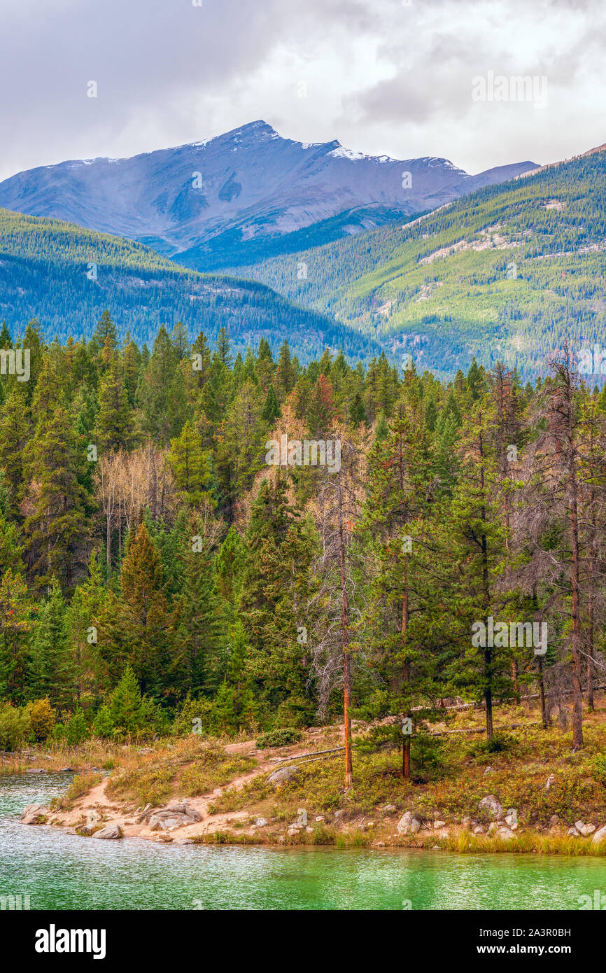 Vue de la pyramide de montagne Pyramid Lake. Le Parc National Jasper. L'Alberta. Canada Banque D'Images Vue de la pyramide de montagne Pyramid Lake. Le Parc National Jasper. L'Alberta. Canada Banque D'Images