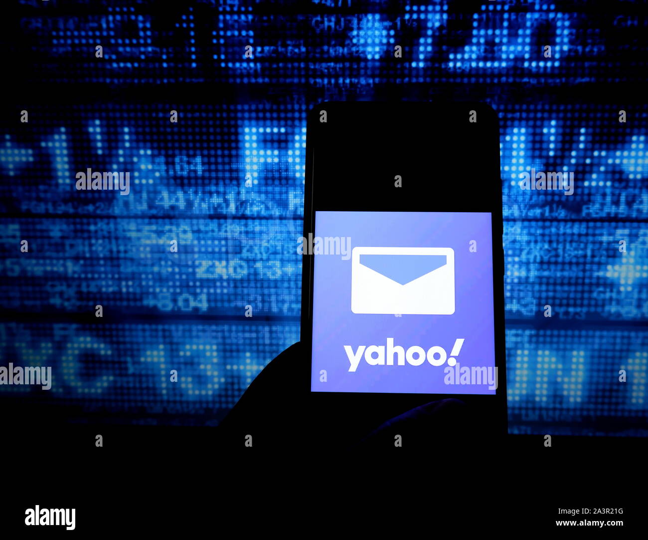 Sur cette photo, l'illustration d'une application de messagerie Yahoo mail vu le logo affiché sur un smartphone. Banque D'Images