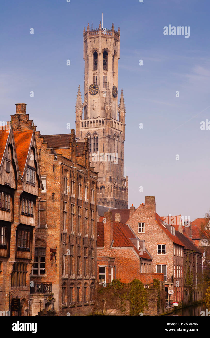 Bâtiments historiques, canal, cygnes, Bruges, Belgique Banque D'Images