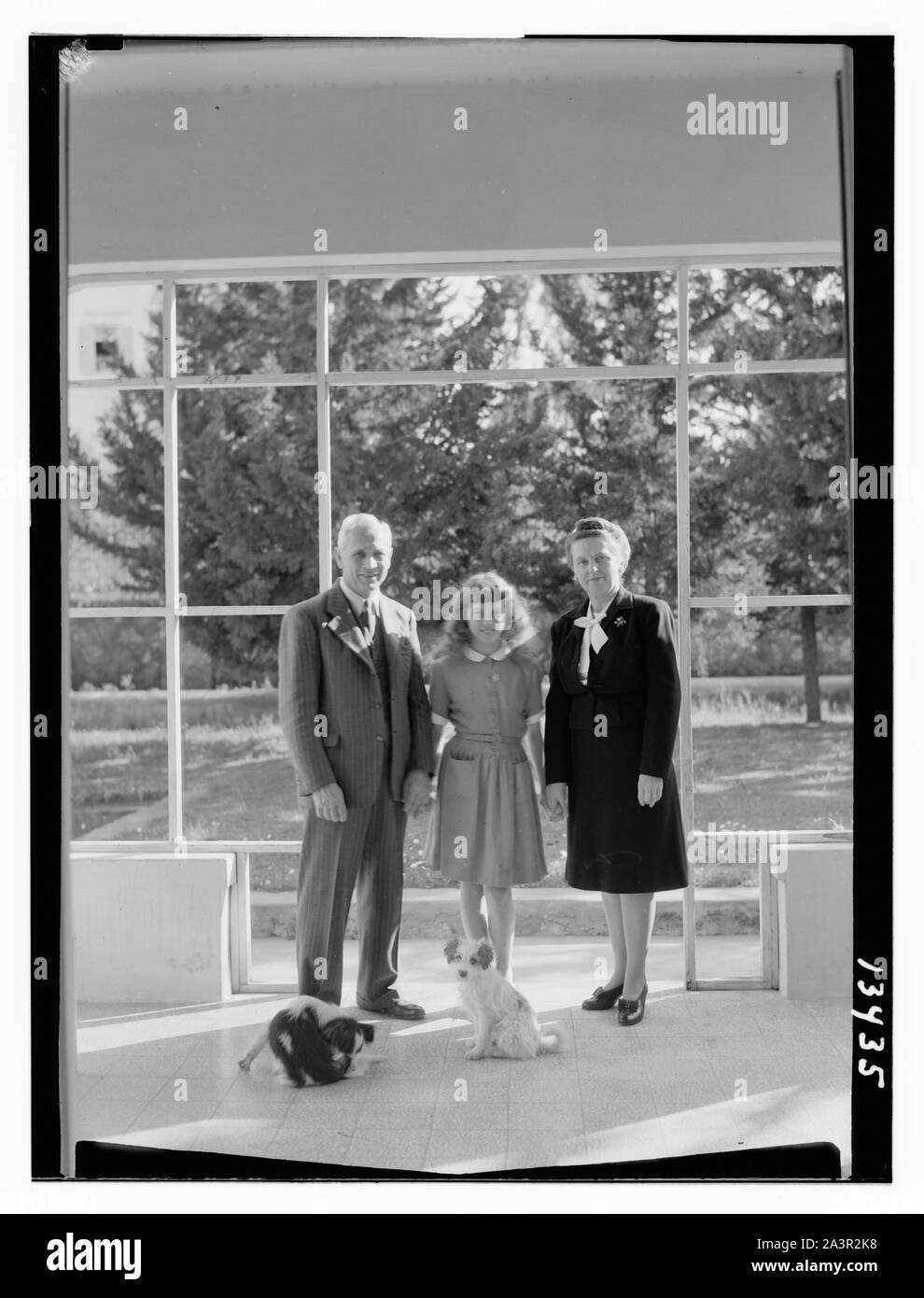 Stoltzfus famille à entrée latérale, plus proche avec deux chiens Banque D'Images