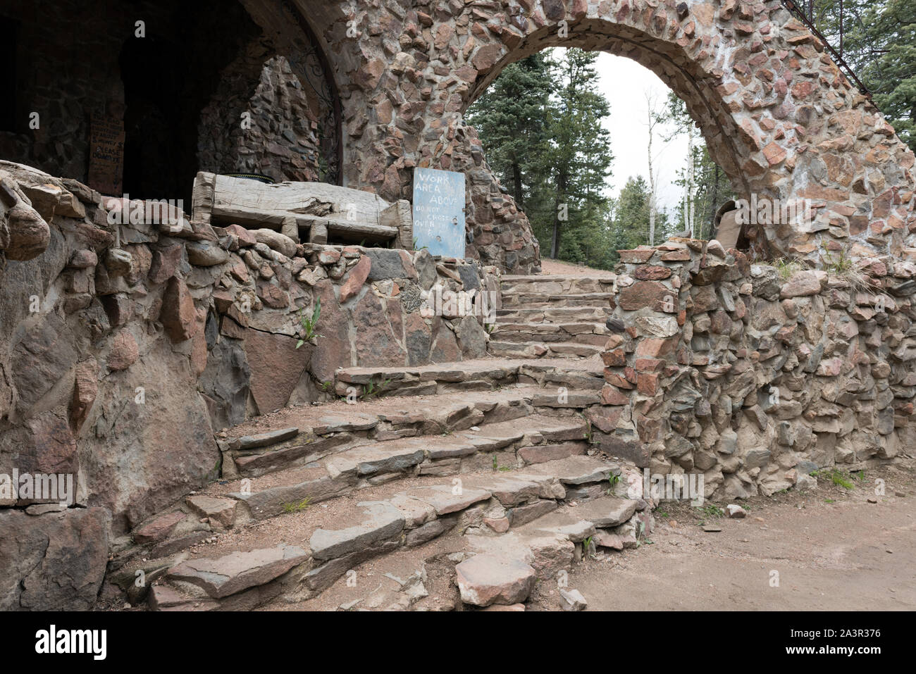 Escalier de pierre et d'arche à Bishop's Castle, une installation d'art plus éclectiques 9 000 pieds de haut dans les montagnes du sud du Colorado, d'une route sinueuse à partir de San Isabel à San Isabel National Forest Banque D'Images