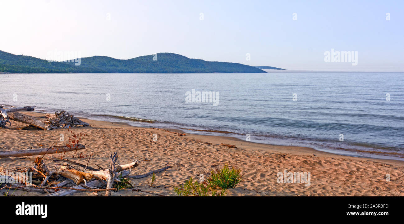 Tôt le matin sur le lac Supérieur au parc provincial Neys en Ontario Banque D'Images