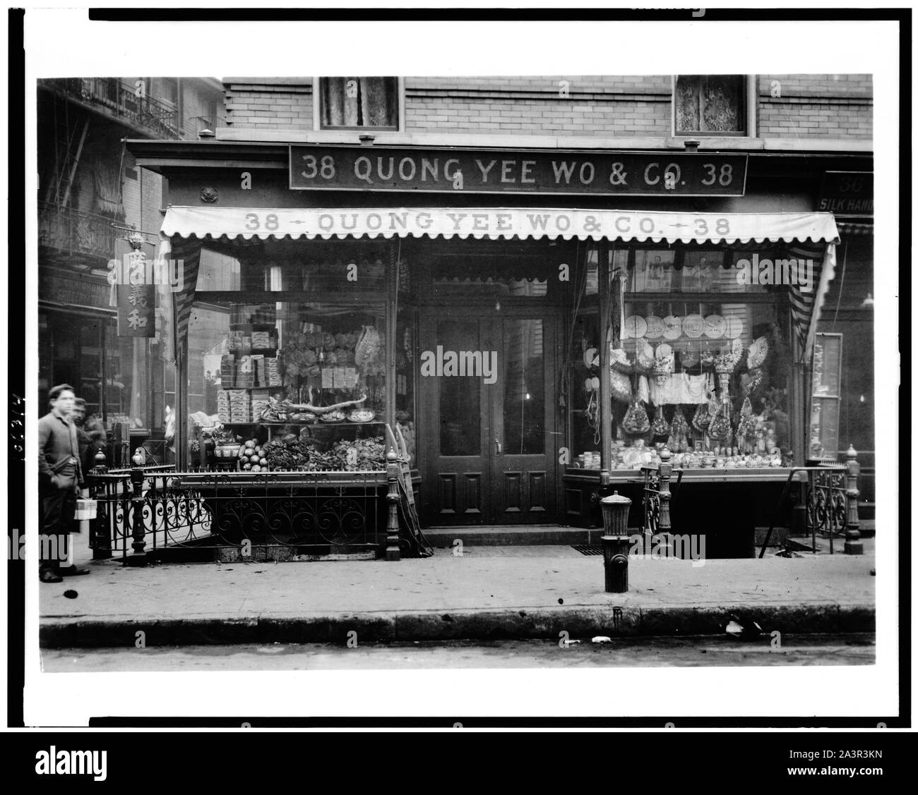 Store front de Quong Yee Wo & Co., Chinatown, New York City Banque D'Images