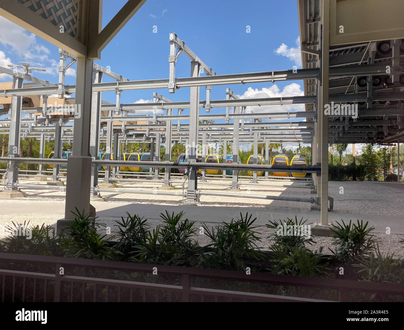 Orlando, FL/USA-10/5/19 : Skyliner theme park ride gondoles supplémentaire qui attend pour être utilisé à Disney World Skyliner station de commutation. Banque D'Images