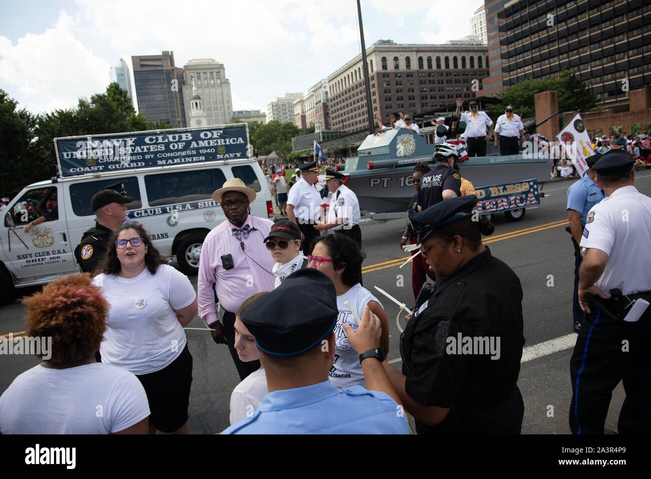 4 juillet 2019 - Les membres du groupe activiste juif est désormais plus jamais perturber le défilé du 4 juillet à l'Independence Hall pour protester contre la détention d'immigrants à contiditions dans les États-Unis. Philadelphie, PA, USA. Banque D'Images