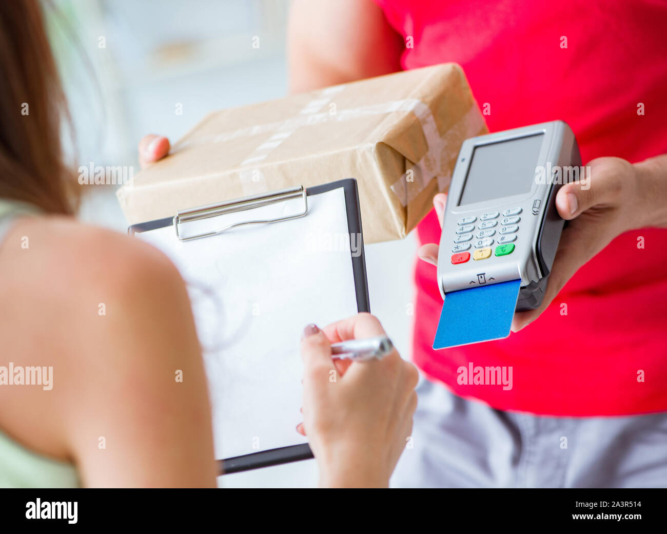 La distribution de colis d'être payé avec carte de crédit et pos Banque D'Images