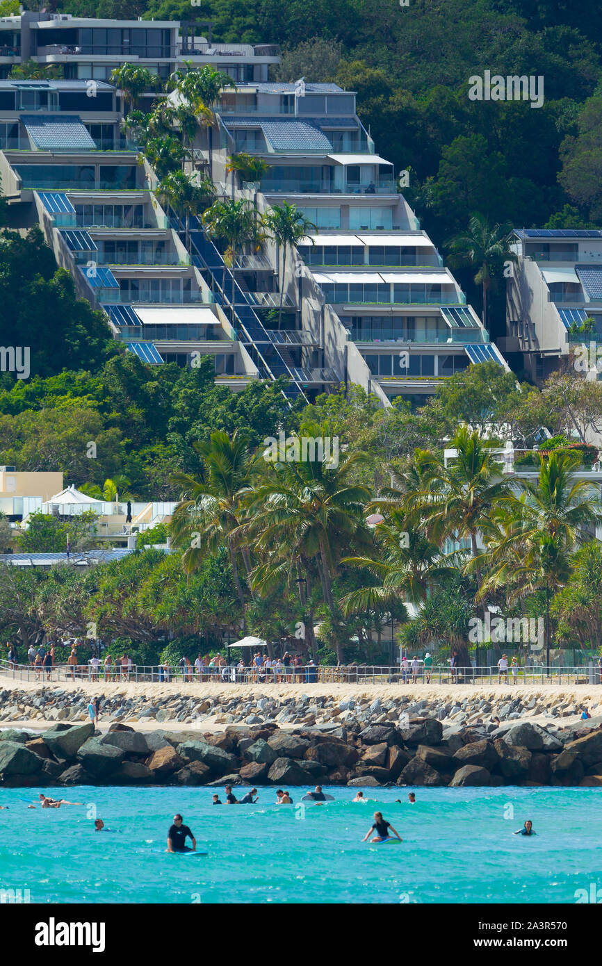 Une vue sur l'eau de la plage principale de Noosa Heads à Noosa sur la Sunshine Coast, Queensland du sud-est de l'Australie. Banque D'Images