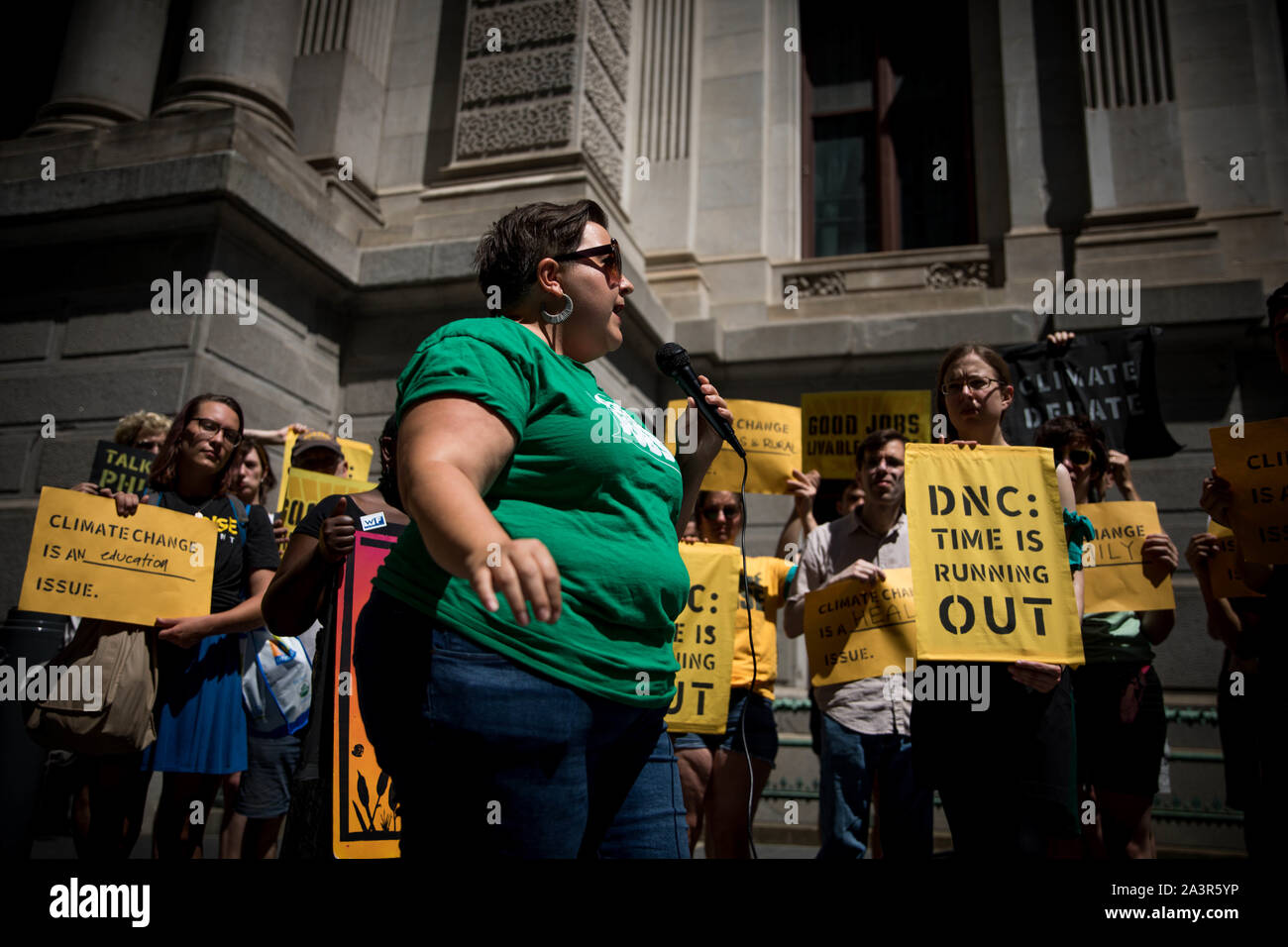 Philadelphia, PA/USA- 22 juillet 2019 : Les membres de la Sunrise circulation se réunir à l'Philadelphie DNC bureau à l'appui d'une DNC hébergé débat climatique pour les candidats à l'élection présidentielle démocratique Banque D'Images