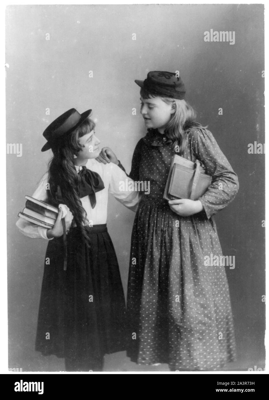 Street-types de Chicago : 2 écolières, portant une casquette militaire Banque D'Images
