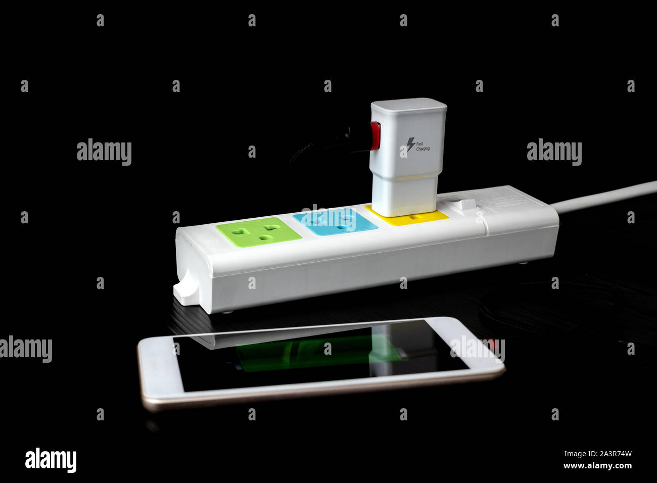 Smart adaptateur chargeur pour téléphone portable au connecteur de prise de courant à fond noir Banque D'Images