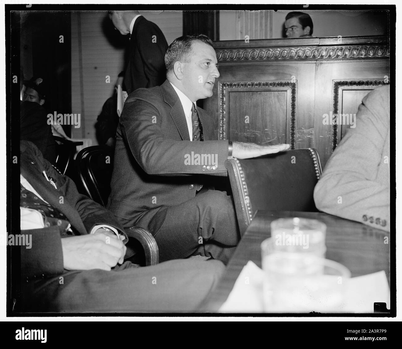 A frappé les grévistes dans la légitime défense. Washington, D.C., le 8 août. Le Lieut. Q. Doverspike ira de l'acier de la République police, témoignant devant le Sénat aujourd'hui, la commission des libertés civiles a admis qu'il a dégainé son arme et utilisé un blackjack sur les grévistes, mais il n'en légitime défense. Sa version diffère de celle des grévistes qui avaient déclaré qu'ils ont été attaqué sans provocation de la part de la police, 8/8/38 Banque D'Images A frappé les grévistes dans la légitime défense. Washington, D.C., le 8 août. Le Lieut. Q. Doverspike ira de l'acier de la République police, témoignant devant le Sénat aujourd'hui, la commission des libertés civiles a admis qu'il a dégainé son arme et utilisé un blackjack sur les grévistes, mais il n'en légitime défense. Sa version diffère de celle des grévistes qui avaient déclaré qu'ils ont été attaqué sans provocation de la part de la police, 8/8/38 Banque D'Images