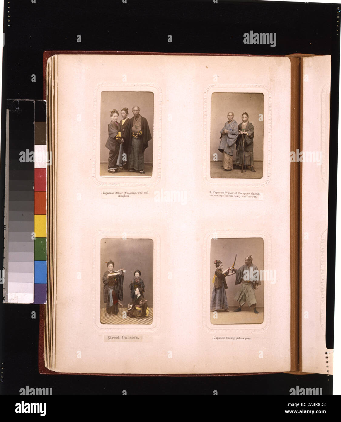 Des portraits en studio d'un officier japonais (yaconin) et sa famille une veuve en deuil et son fils, les femmes Street dancers et une fille avec un homme d'escrime Banque D'Images