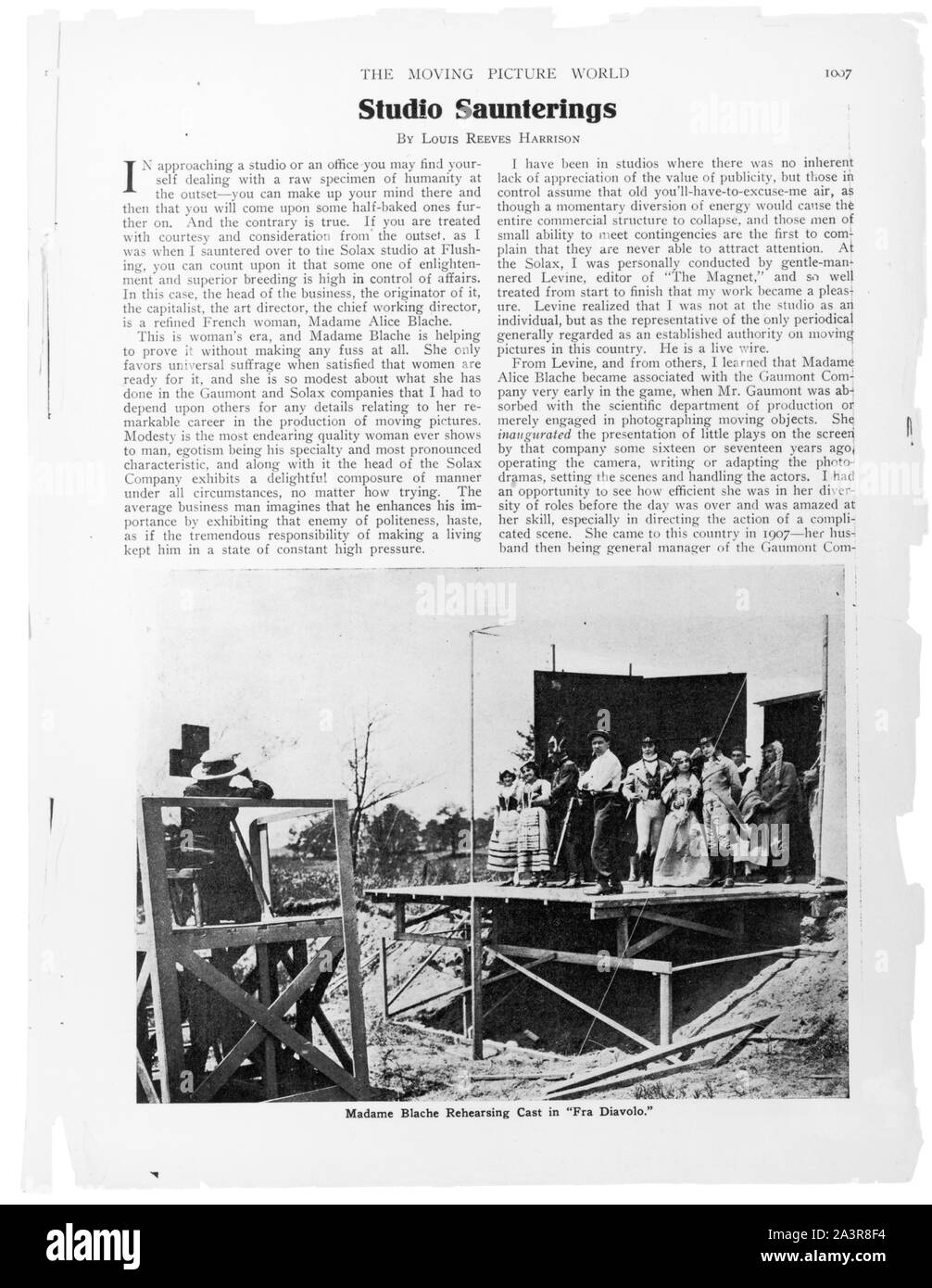 Studio saunterings--Madame Blache rehearsing cast dans Fra Diavolo Banque D'Images