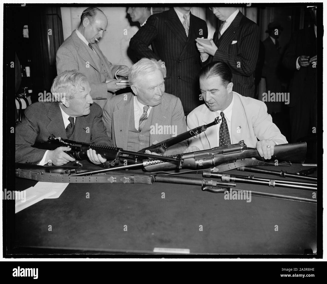 Johnson Étude fusil semi-automatique. Washington, D.C., le 29 mai. Le sénateur Morris Sheppard, gauche, Président du Comité des affaires militaires du Sénat, le Major-général George A. Lynch, directeur général aux Etats-Unis d'infanterie, et le sénateur A.B. Chandler du Kentucky, inspecter le Johnson fusil semi-automatique qui peut remplacer le Garand carabine à gaz comme l'arme d'épaule armée. Le capitaine Melvin M. Johnson, l'inventeur du fusil Johnson, a déclaré au Sénat les affaires militaires aujourd'hui lorsqu'il a commencé l'examen d'un projet de loi visant à modifier la norme de l'Armée de terre, arme d'épaule que son fusil ne pouvait être fabriqué plus rapidement que les th Banque D'Images