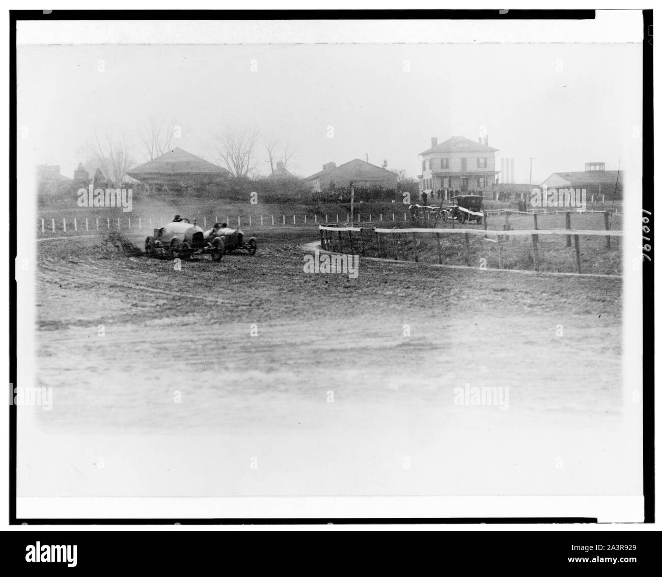 Stutz Weightman et spéciale une autre automobile passe autour de tourner sur Benning race track, Washington, D.C., salon le jour de Thanksgiving Banque D'Images