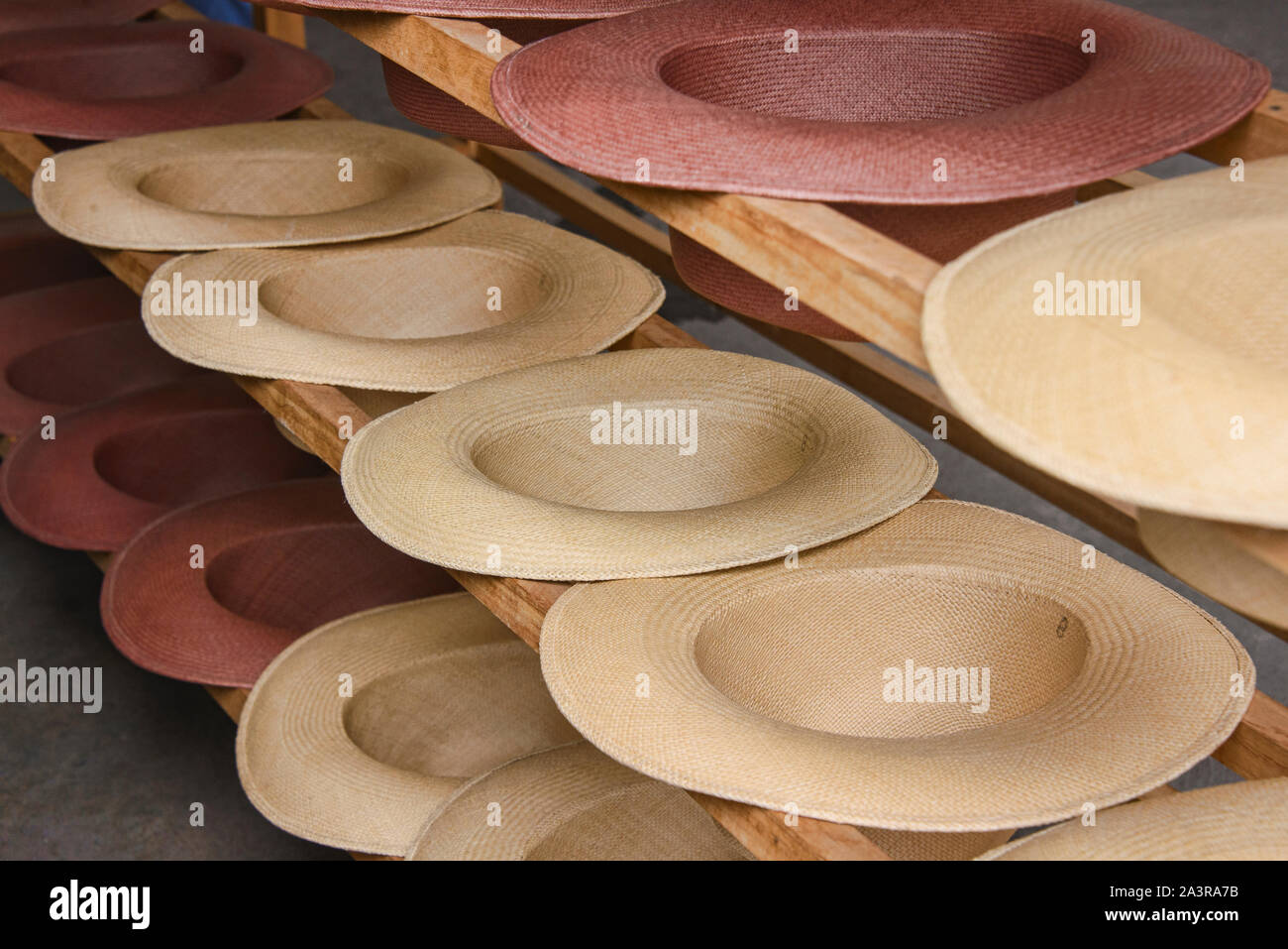 Chapeaux Panama traditionnels (paja toquilla), qui vient en fait d'Equateur, Cuenca, Équateur Banque D'Images