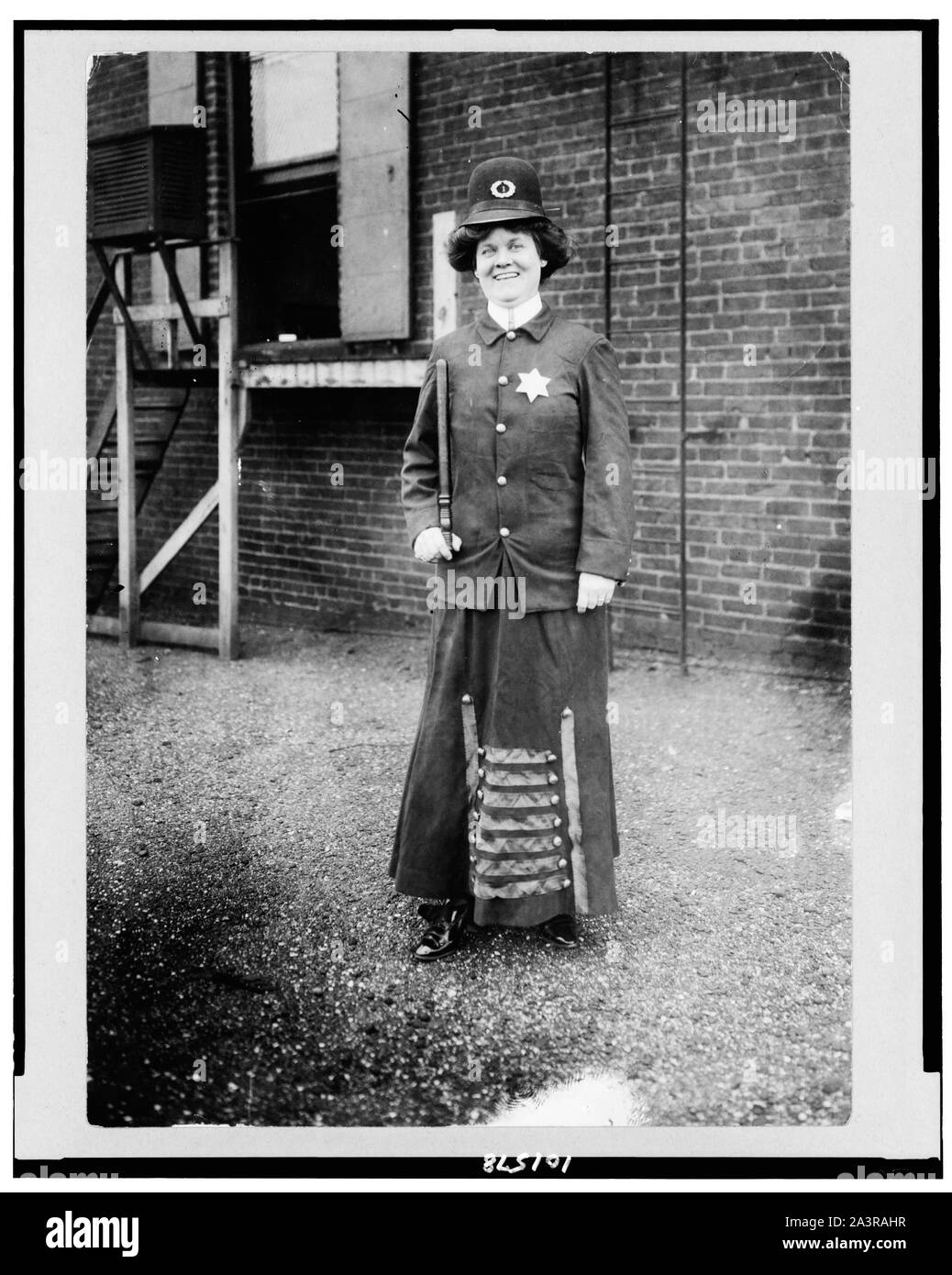 Pose des suffragettes des uniformes de la police pour illustrer le concept de police femme, Cincinnati, Ohio Banque D'Images