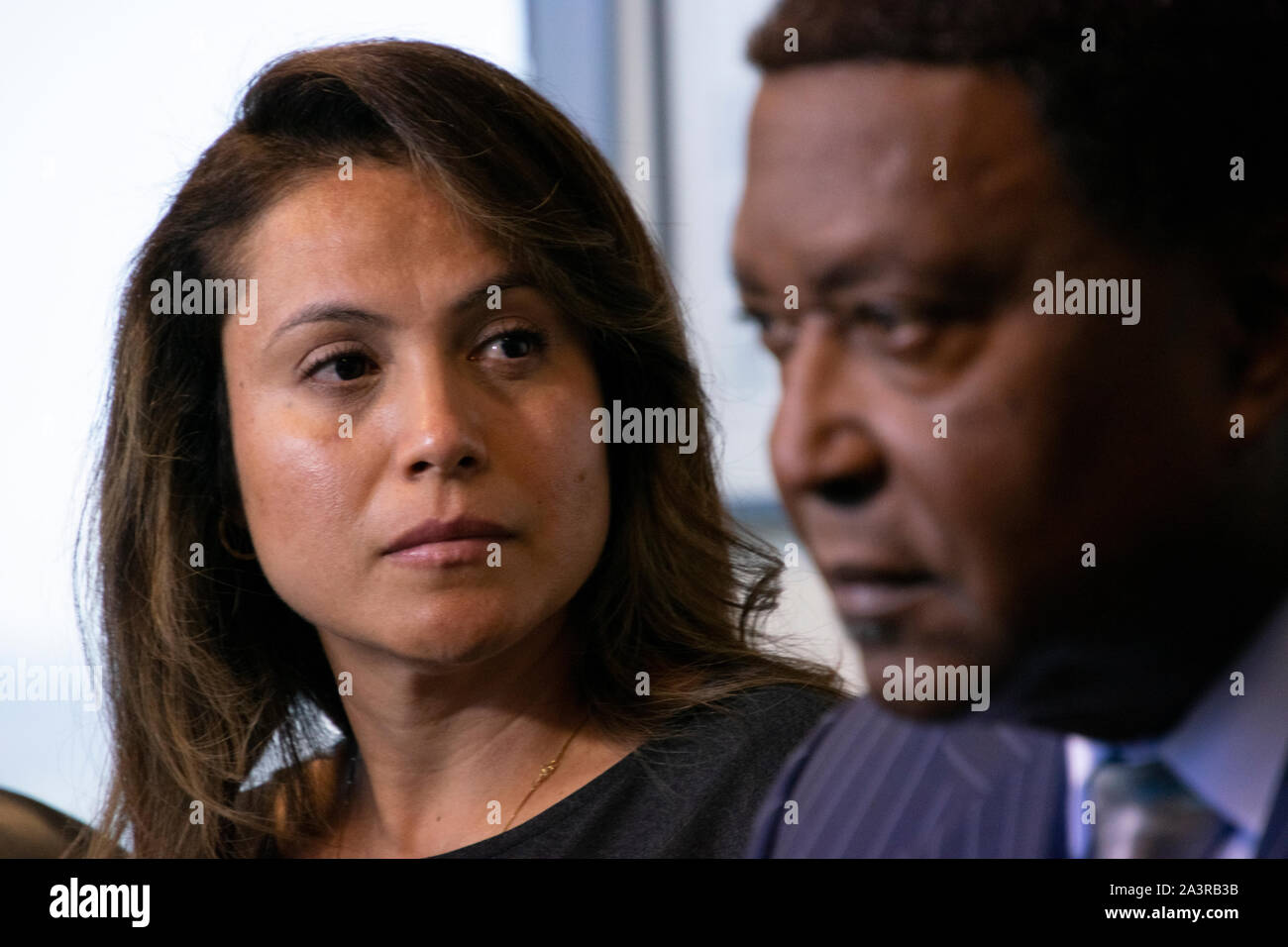 Gabriela Cobarrubia, dont le fils Christian Madrigal a été tué dans la prison de Santa Rita dans le comté d'Alameda en Californie, avec son avocat, John Burris. Banque D'Images