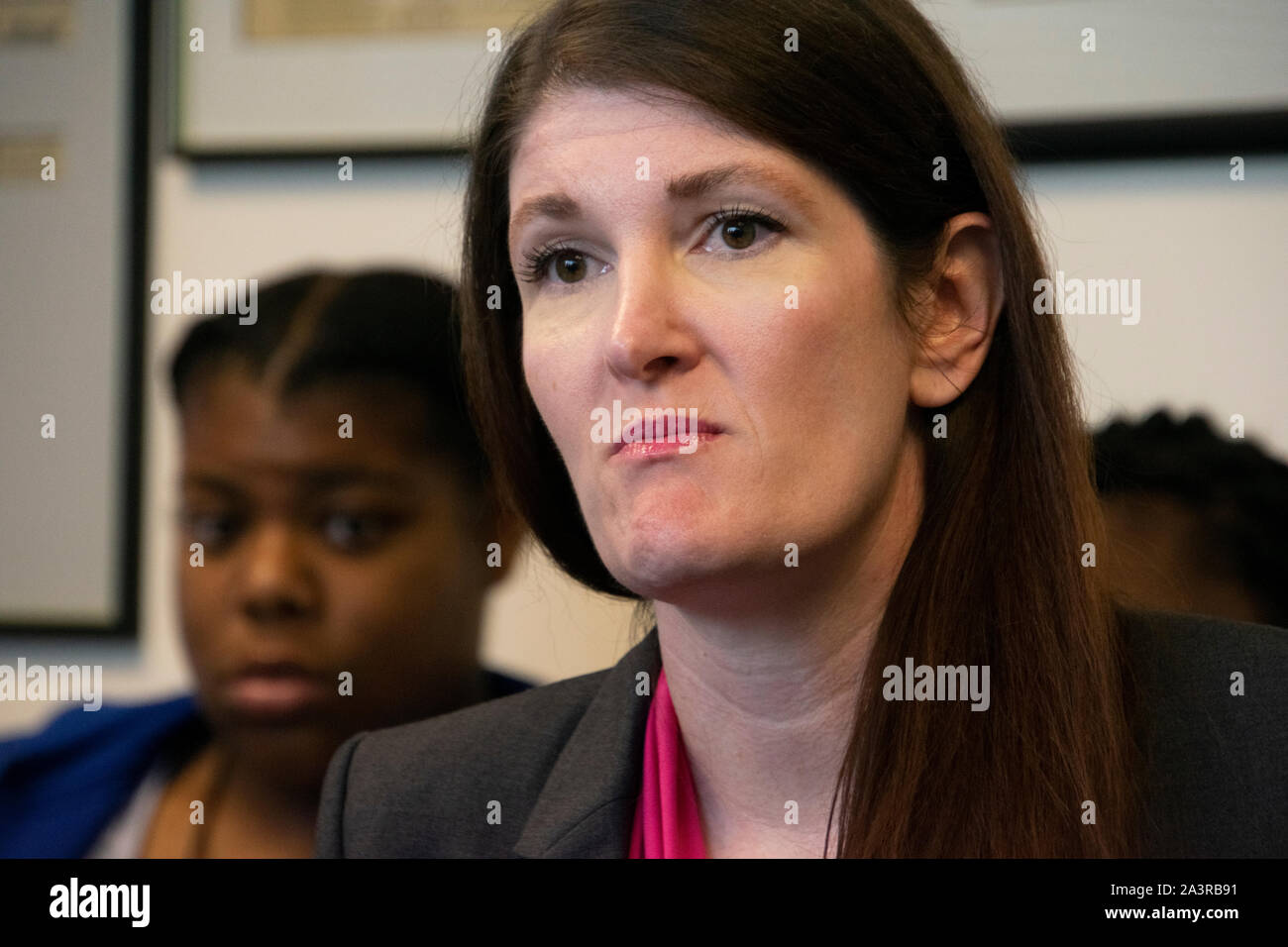 L'avocate Melissa Nold lors d'une conférence de presse pour annoncer une poursuite contre le département de police de Vallejo pour le meurtre de Willie McCoy. Banque D'Images