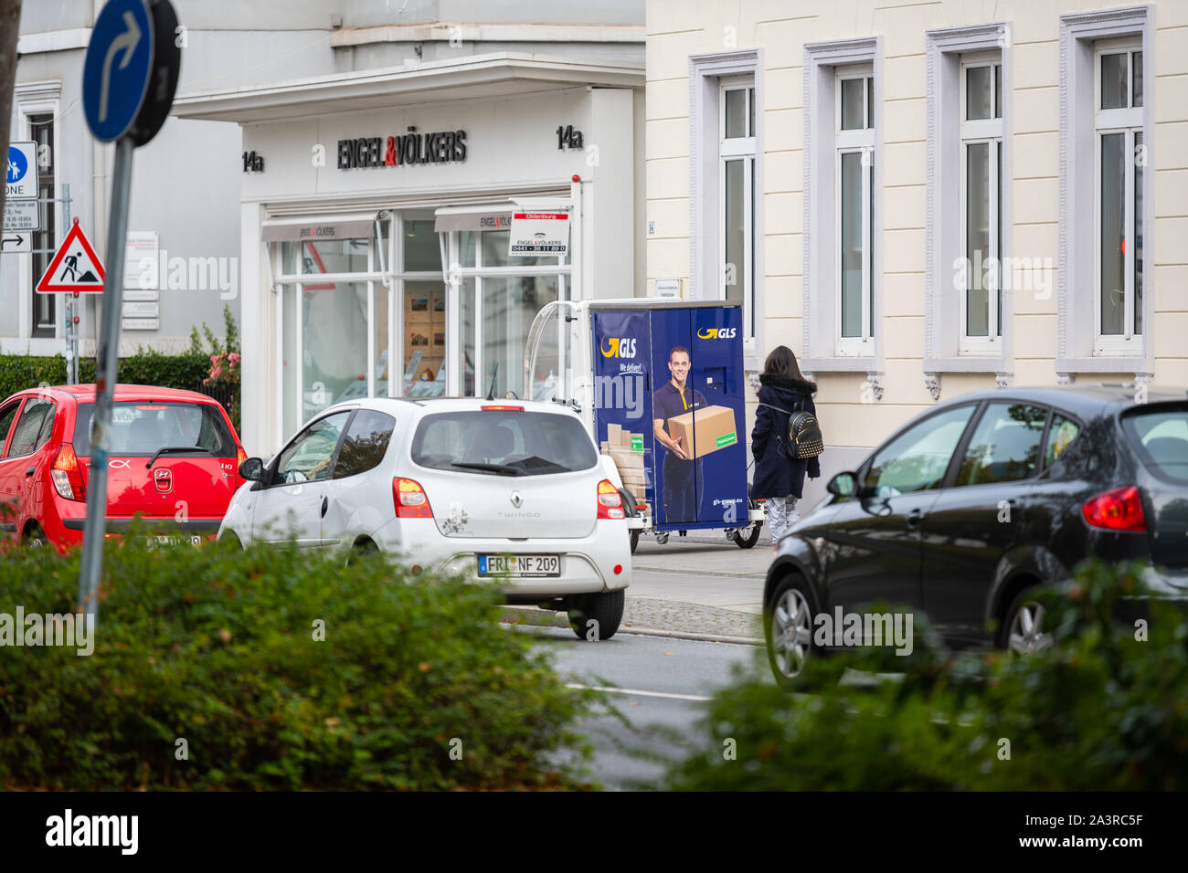 Oldenbourg, Basse-Saxe, Allemagne - le 9 octobre 2019 : le respect de l'environnement GLS Messenger avec un petit companion Banque D'Images
