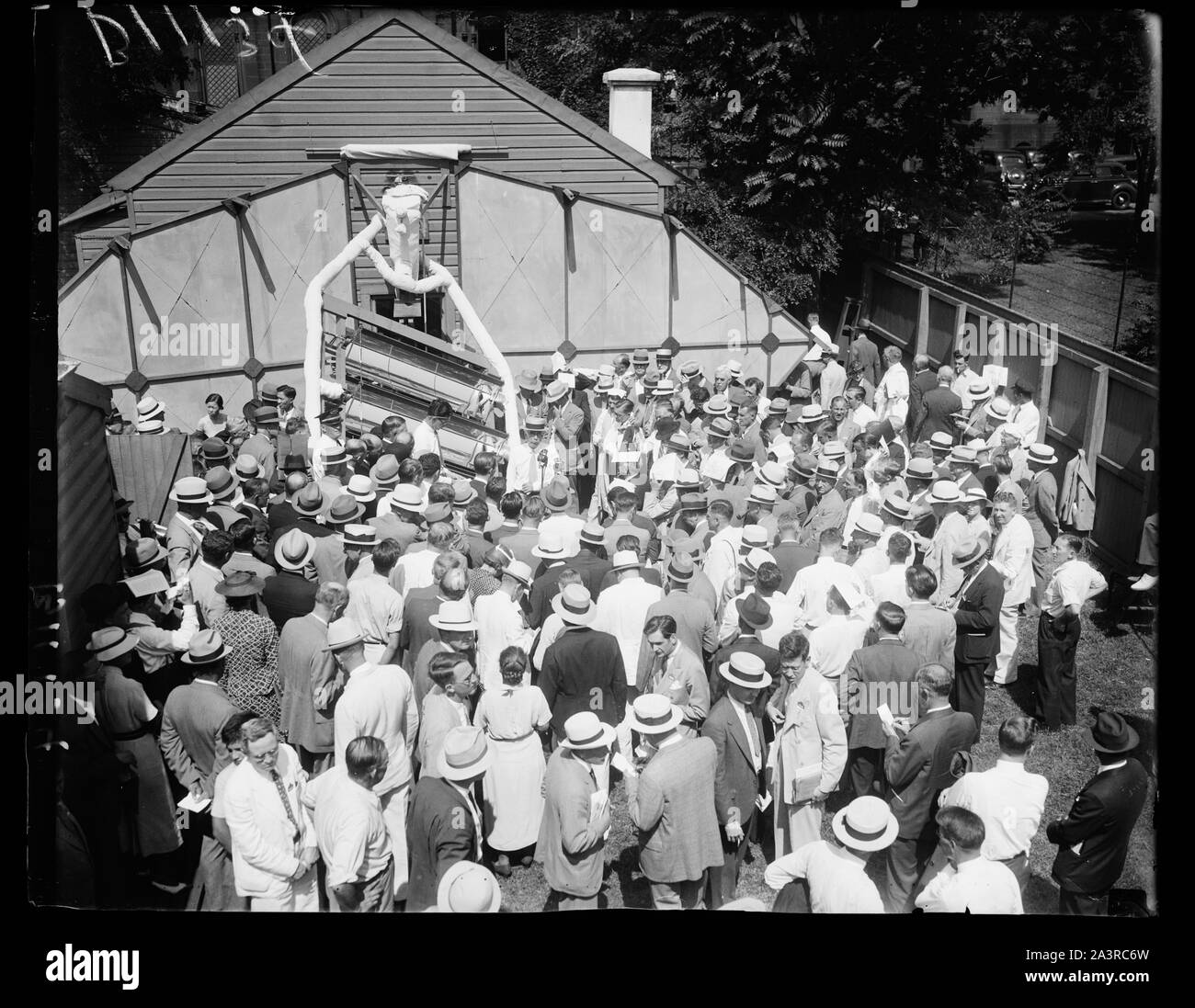 Sun refuse d'être harnaché, Washington, D.C., le 8 septembre. La date prévue de l'exposition de M. Charles G. Abbott's Sun Ray machine a été ruiné aujourd'hui parce qu'il y avait trop de soleil. La chaleur intense, après avoir été concentrés le fondu à braser. Le Dr Abbott, l'inventeur, puis est allé de l'avant pour expliquer son dispositif qui est dit être en mesure de l'exploitation d'un demi-cheval-vapeur machine à vapeur par la chaleur du soleil. L'exposition a été organisée en l'honneur de certains des délégués à la Conférence sur la puissance du tiers monde qui est aujourd'hui détenu ici Banque D'Images