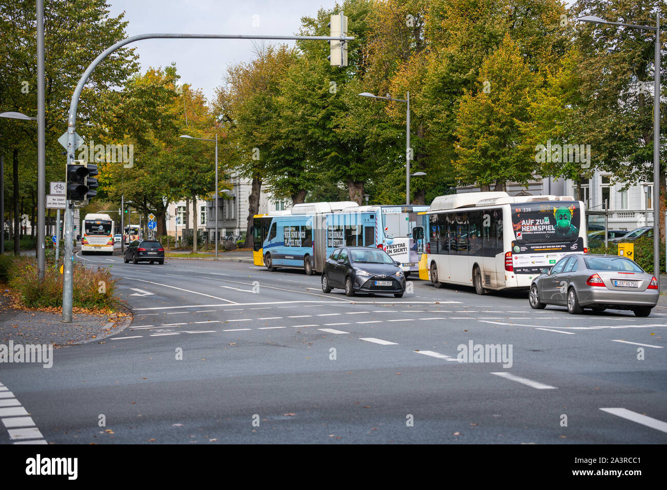 Oldenbourg, Basse-Saxe, Allemagne - le 9 octobre 2019 : beaucoup de bus de ville en voiture grâce à Oldenburg et amener les habitants à la destination sans Banque D'Images