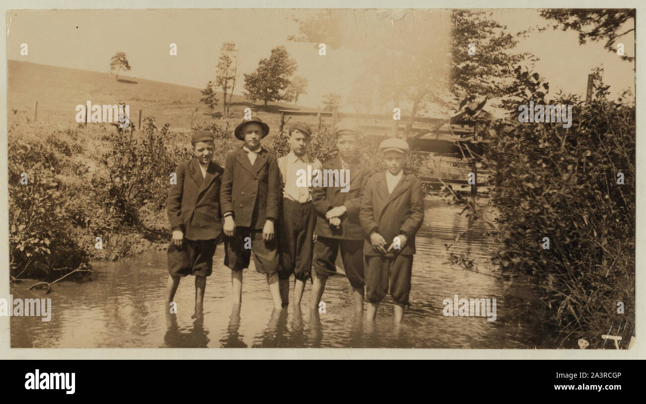 Dimanche matin à Lynchburg (Virginie) Cotton Mill Ed Tolley, la plus petite, a déclaré que 15 ans, mais c'est très doubtfull. D'autres dans ces trois photos, Lucien Tolley, Herbert Aultico, Henry Daly, John Crawley. (Voir mon rapport pour adresses.) La plupart de ces garçons ne pouvaient pas les noms propres. Toutes affirmé d'être plus de 14, mais leurs différends a montré ces une raison. Ils obtiennent à partir de trois à quatre dollars par semaine et d'autres paient. L'un dit, je reçois tous les plus de 2,60 $. Certains étaient sûrement moins de 12 ans. Tous les travaux. Lindsey Witt a travaillé il y a 2 ans. Dewey Anderson, trois ans. Myron Cole, un certain temps. Banque D'Images