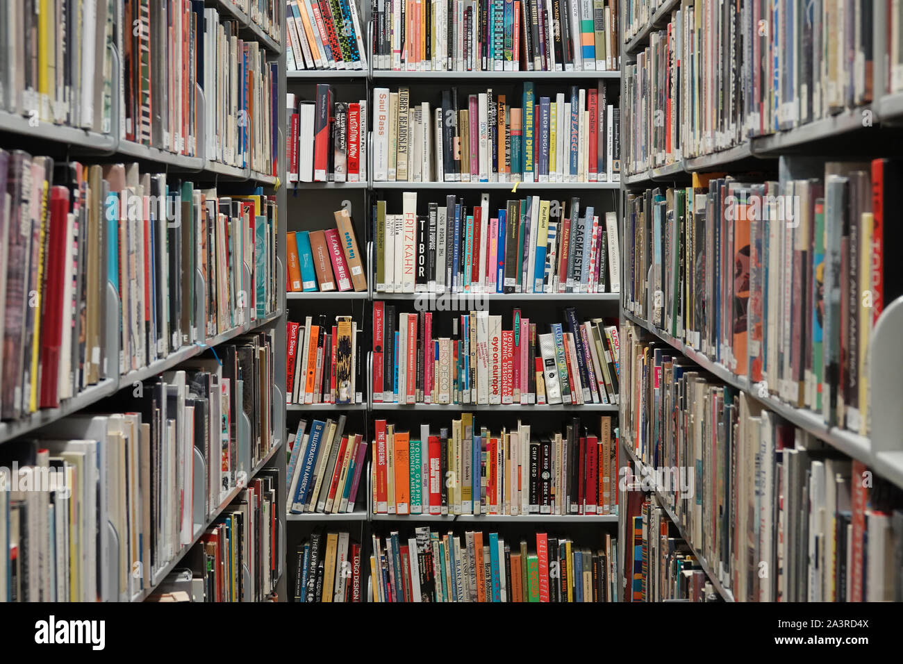 Los Angeles, CA / USA - 29 septembre, 2019 : de nombreux livres en langue anglaise sont affichés sur des étagères métalliques organisée dans une bibliothèque publique. Pour l'équipe rédactionnelle utilise seulement. Banque D'Images