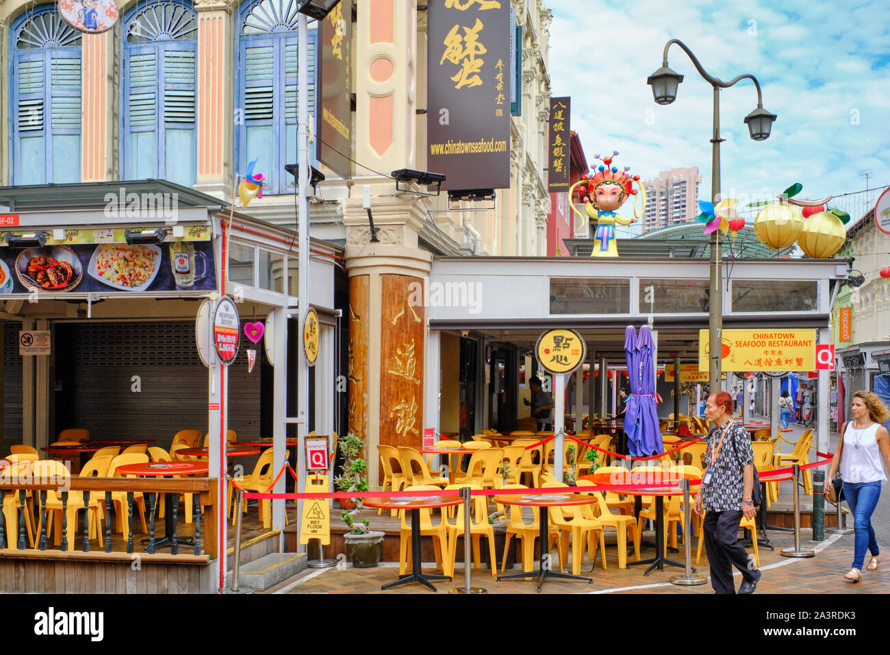 Un restaurant sur le thème jaune dans la pagode, Chinatown, Singapour, et d'ouvrir au matin, bordée par des maisons traditionnelles chinoises Banque D'Images