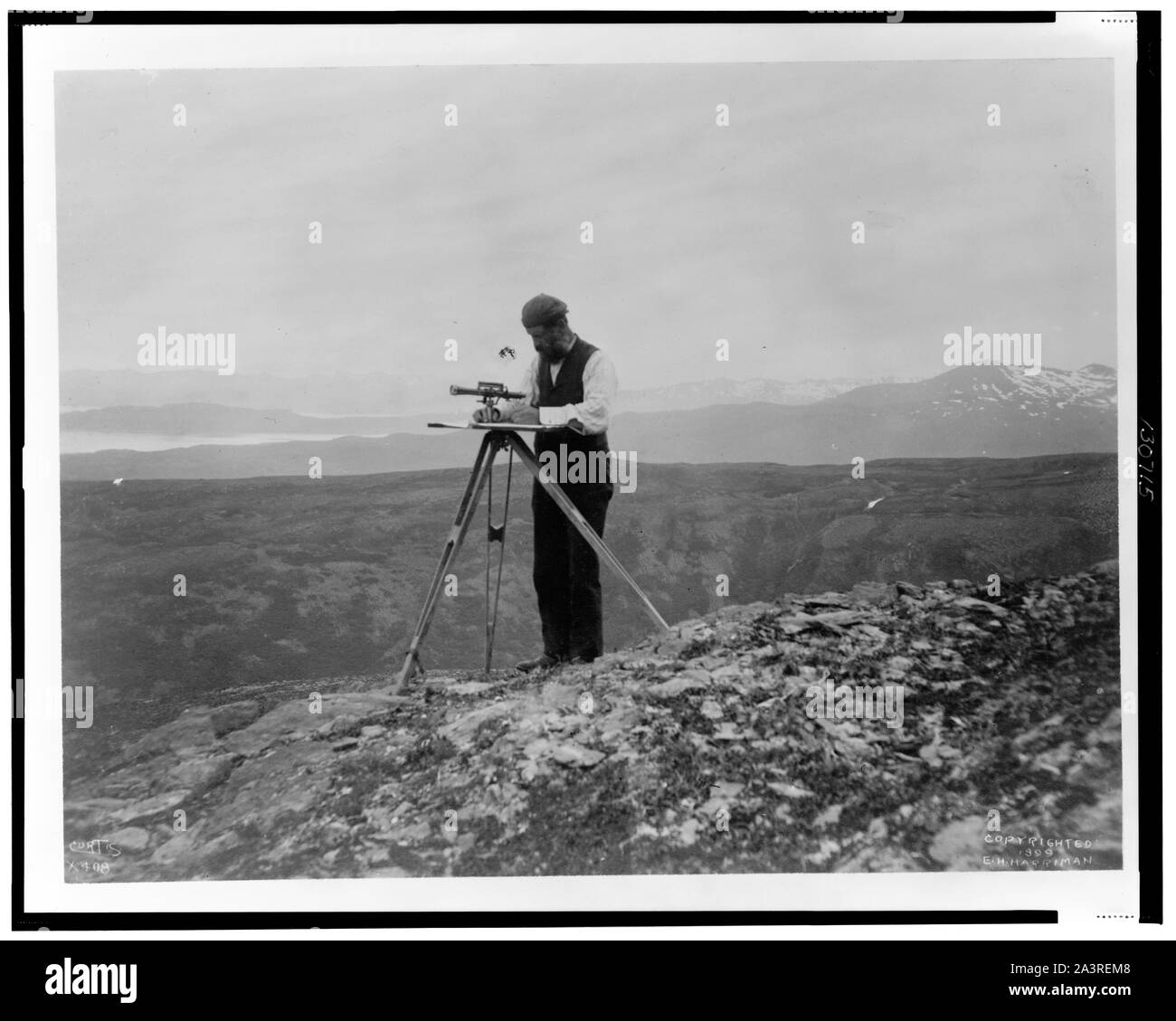 Surveyor théodolite avec() dans les montagnes de l'Alaska, 1899] / Curtis Banque D'Images