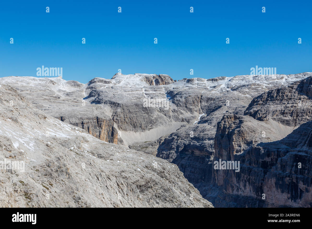 Groupe Sella enneigées en paysage de montagne Dolomites, ciel bleu Banque D'Images