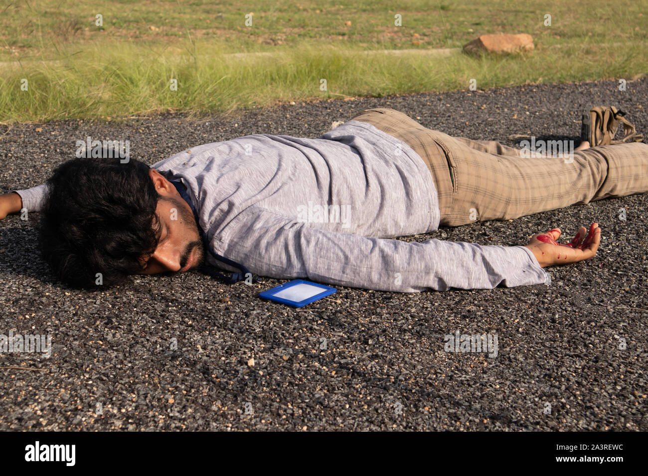 Notion de crime ou de scène de meurtre , Gros plan du corps mort victime portant sur la route Banque D'Images