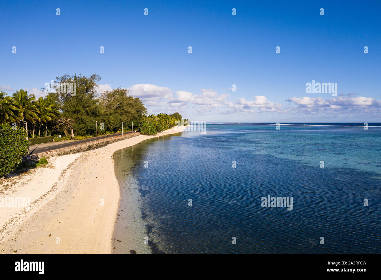 Sur la plage en bordure de l'île de Rarotonga dans l'océan Pacifique Sud dans l'île de Cook. Banque D'Images