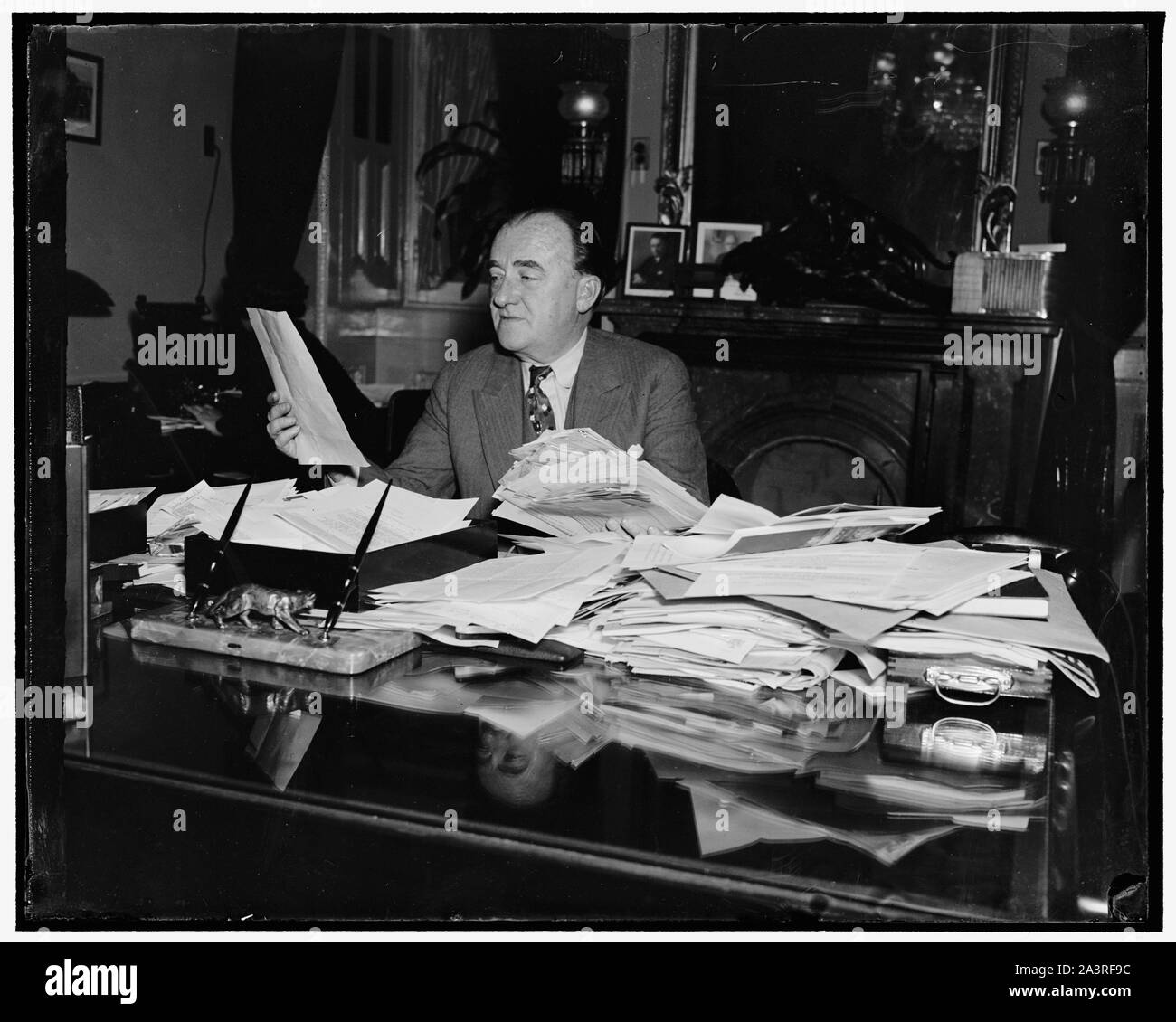 Inondé de manifestations contre le projet de loi de réorganisation. Washington, D.C., le 2 avril. Président du Comité des règles de la Chambre, le représentant John J. O'Conner de New York, a été pratiquement inondés aujourd'hui avec une protestation contre l'télégraphique Loi de réorganisation. Il est indiqué de lire quelques-unes des demandes pendant un répit de l'étage, 4/2/38 Banque D'Images