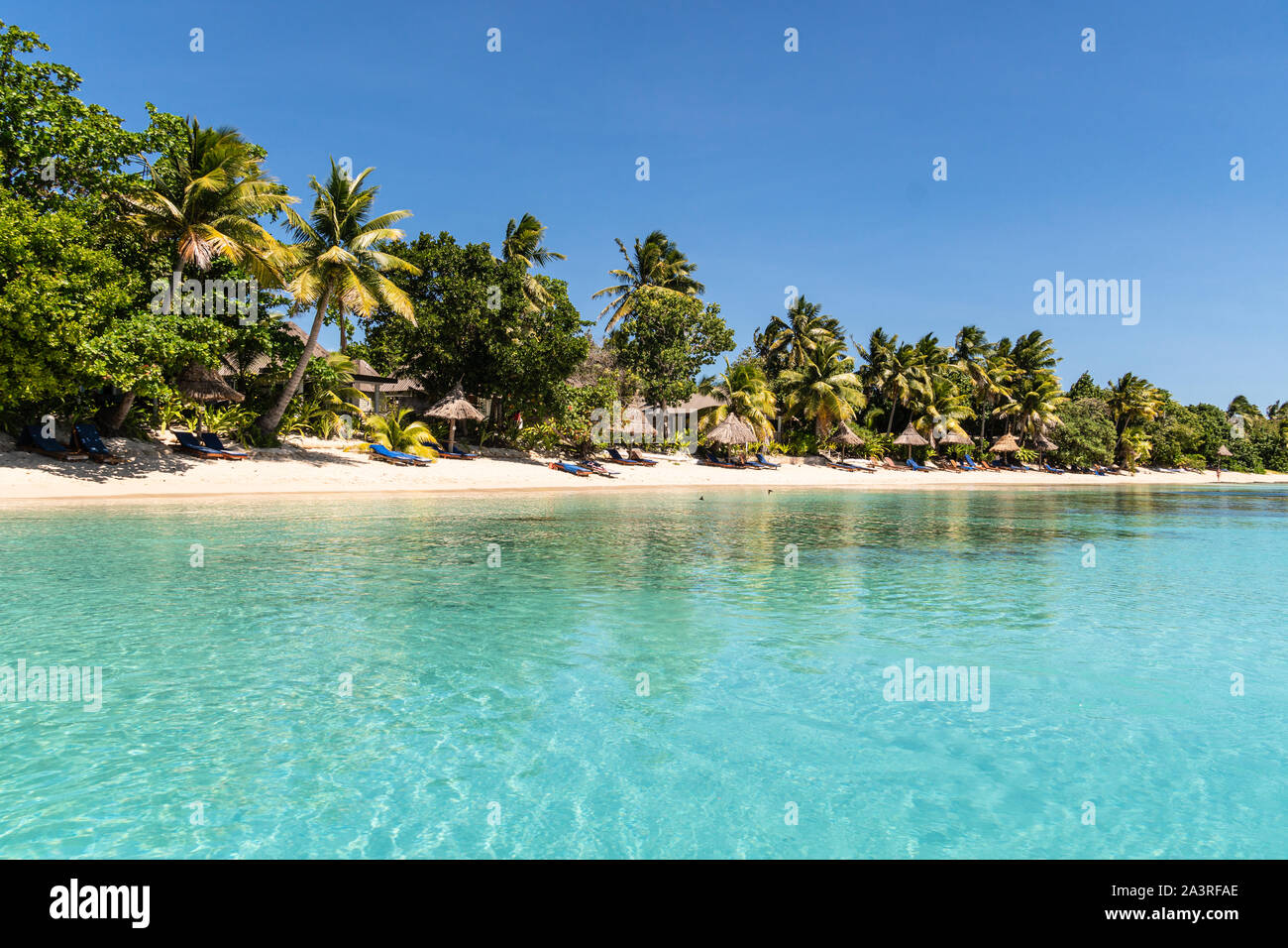 L'eau turquoise idyllique par une plage exotique dans les Yasawa ile à Fidji dans l'océan Pacifique sud Banque D'Images
