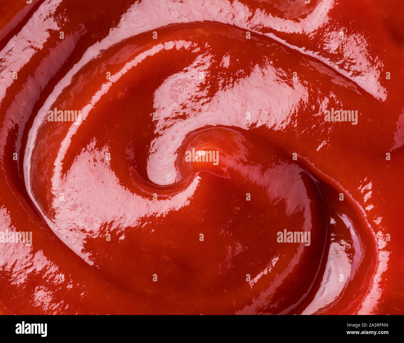 Le ketchup ou la sauce tomate flaque. Close-up. Banque D'Images