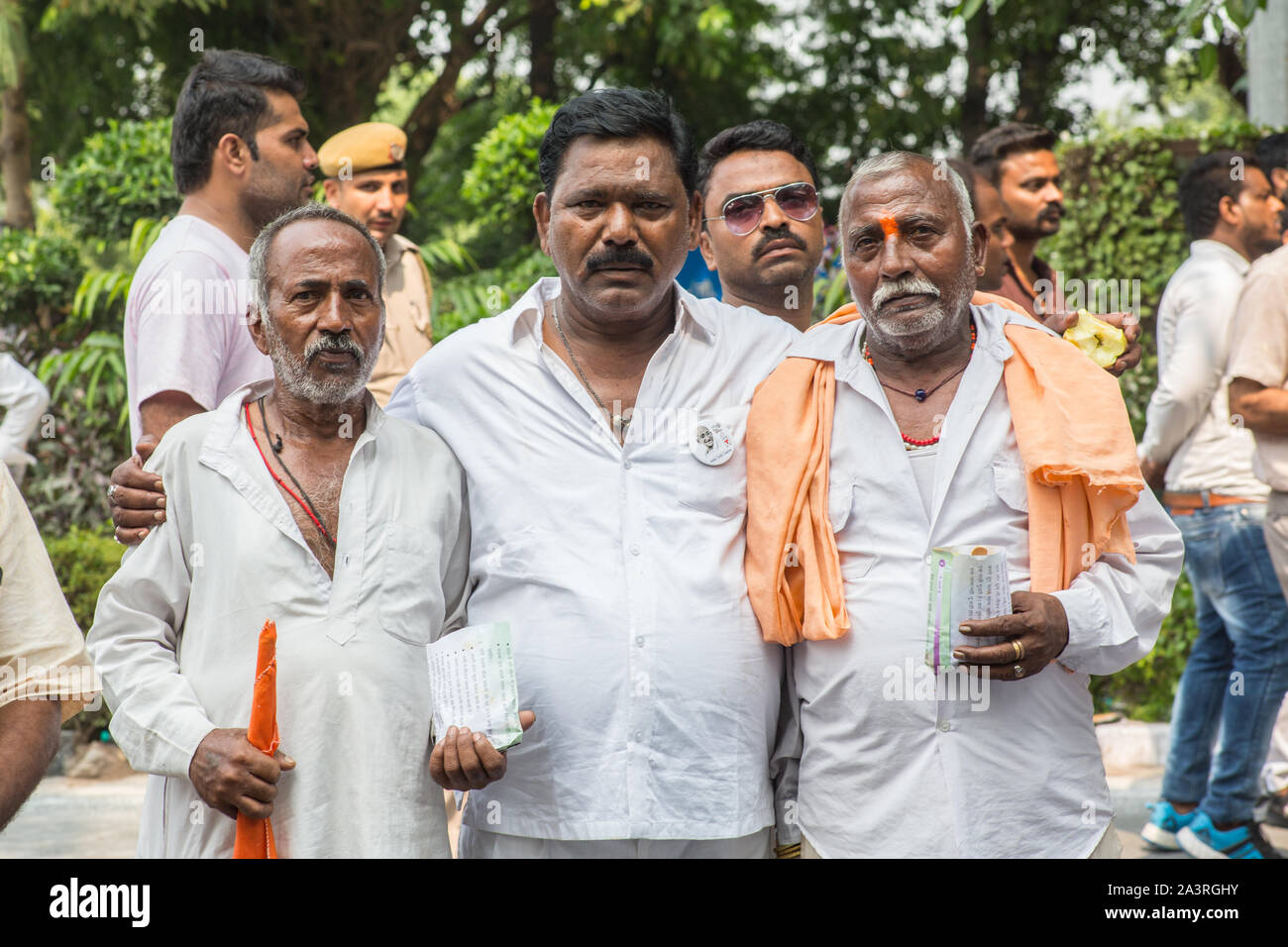 Un groupe de droit de trois hommes indiens à New Delhi sur un début d'après-midi. Banque D'Images