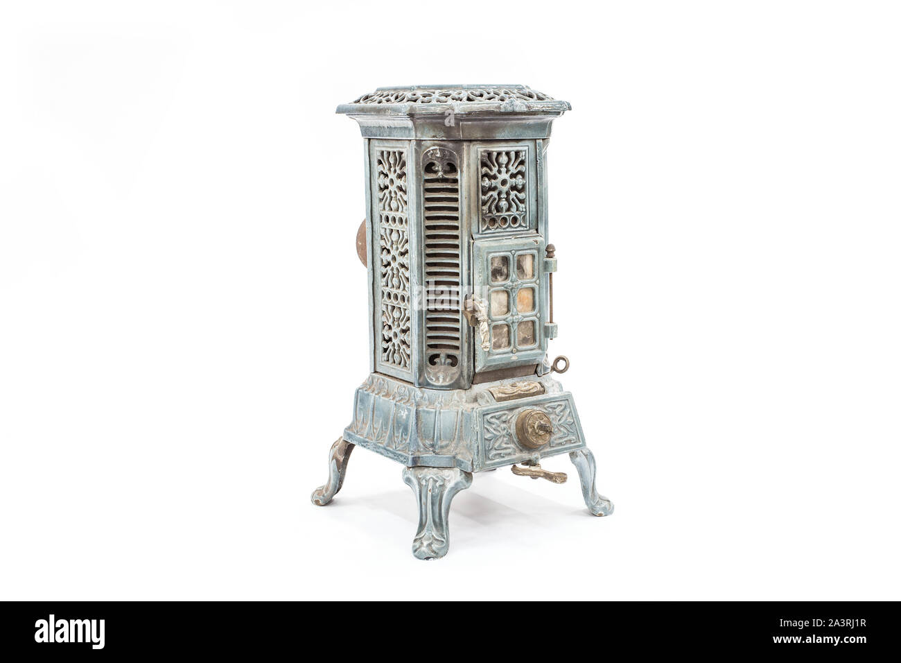 Old vintage poêle à bois cuisinière. Isolé sur blanc. Banque D'Images