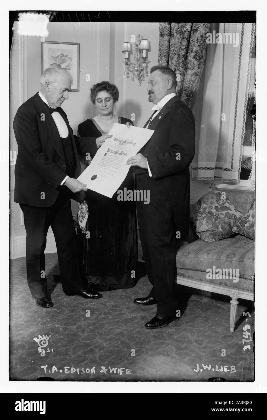 T. A. [Thomas Alva Edison] et la femme Banque D'Images