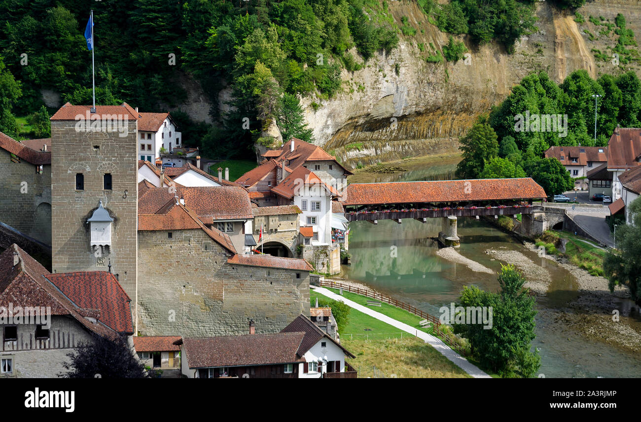 Ville médiévale de Fribourg, Suisse avec tour et vieux pont couvert en bois crosisng la Sarine Banque D'Images