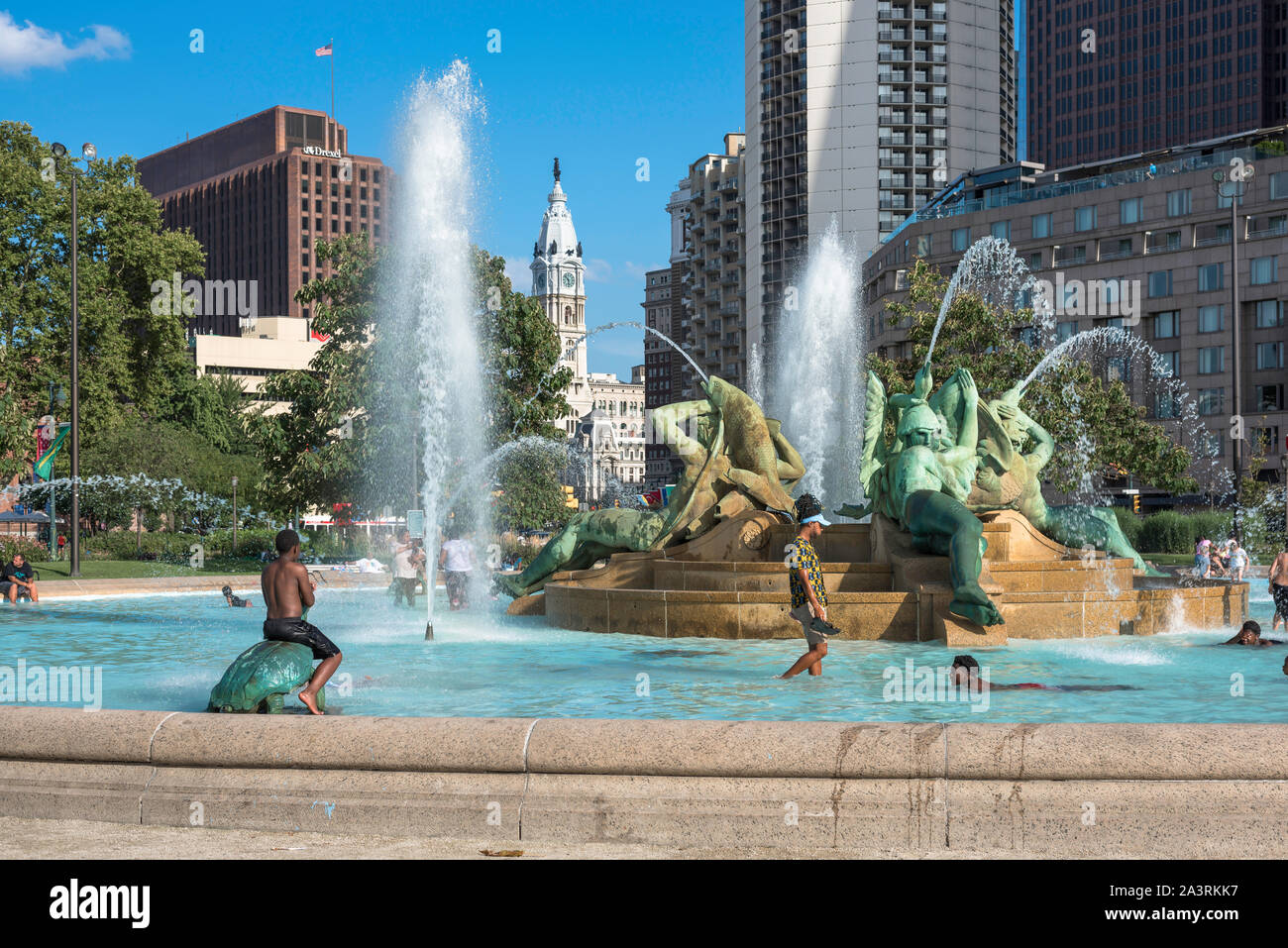 Vue d'été USA ville, de jeunes qui jouent dans le Logan Square fontaine sur un jour d'été dans le centre de Philadelphie, Pennsylvanie, PA, USA. Banque D'Images