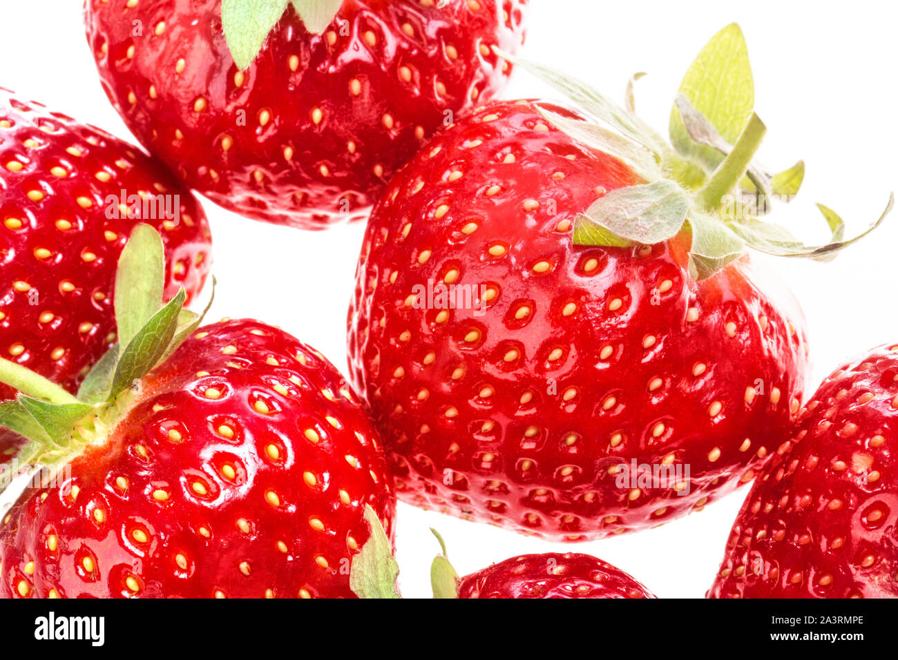 Fraise rouge sur fond blanc avec chemin de détourage. Banque D'Images