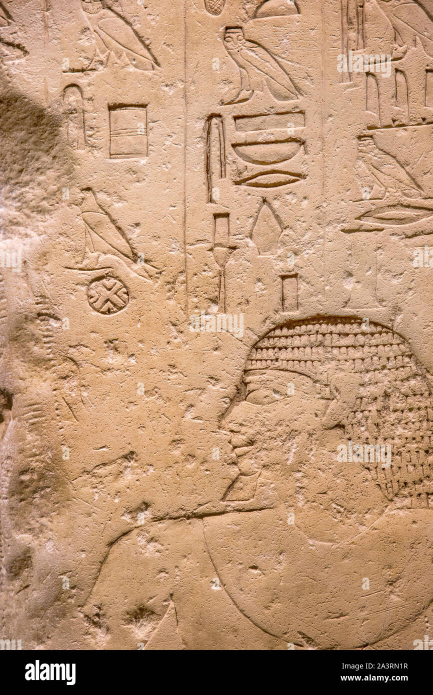 Fond noir en Égypte ancienne avec inscription en hiéroglyphes Banque D'Images
