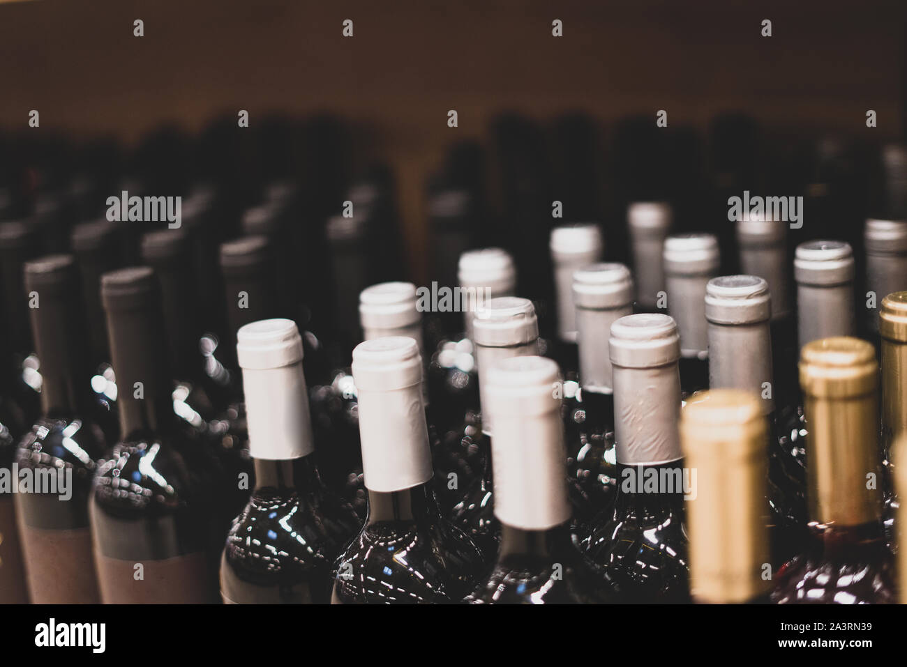 Des bouteilles de vin. Focus sélectif. La conservation du vin. Présenter avec du vin. Présentation du vin dans le commerce Banque D'Images