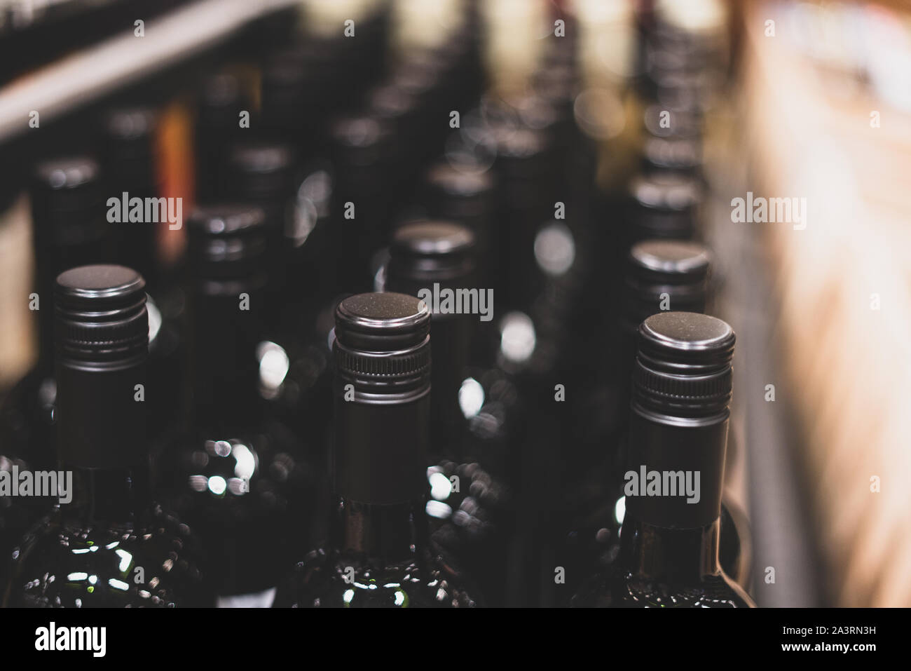 Des bouteilles de vin. Focus sélectif. La conservation du vin. Présenter avec du vin. Présentation du vin dans le commerce Banque D'Images
