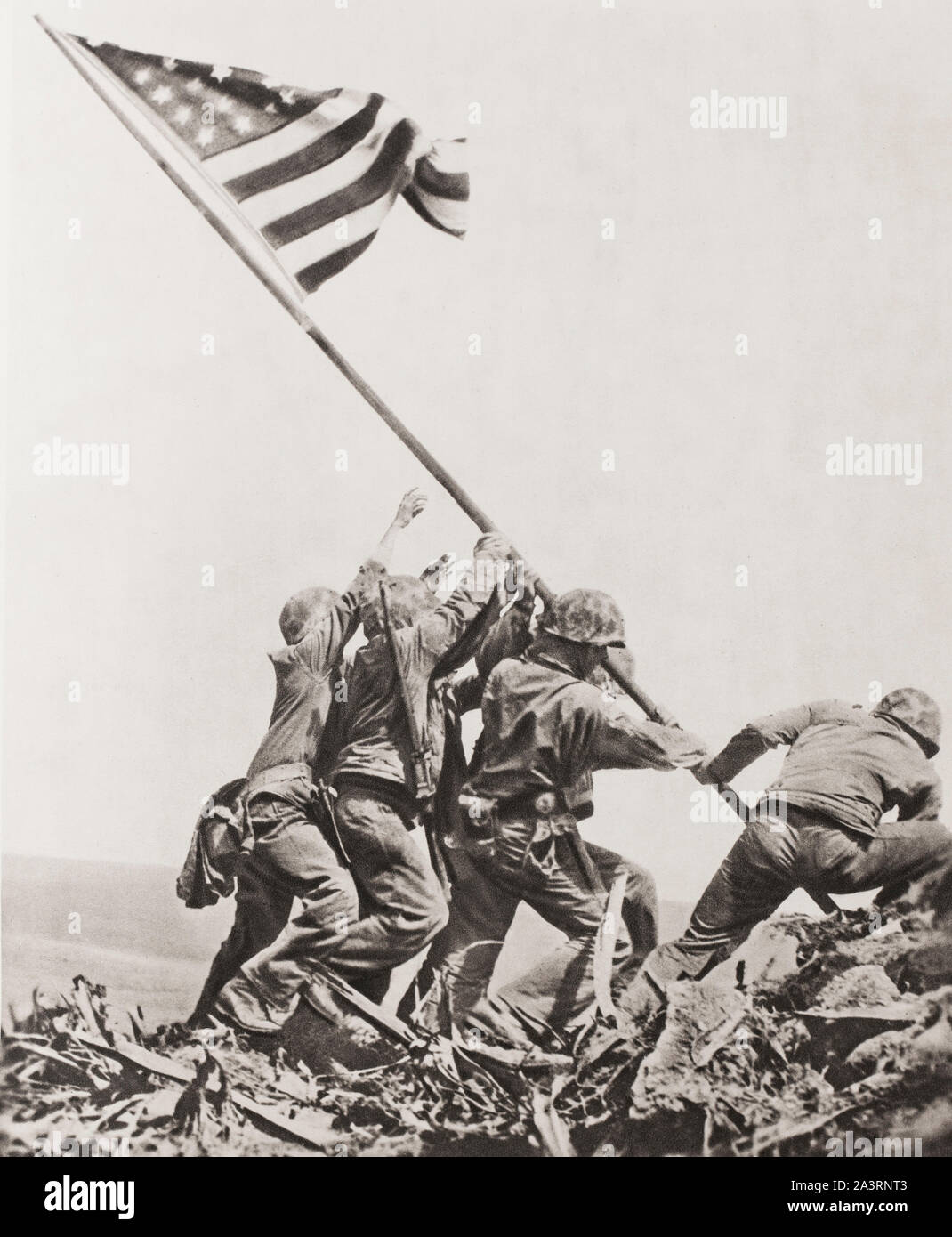 La défaite de l'impérialisme japonais. Le drapeau américain est relevé au Mont Suribachi, Iwojima island. A partir de maintenant, l'Armée de l'air américaine a trois airf Banque D'Images